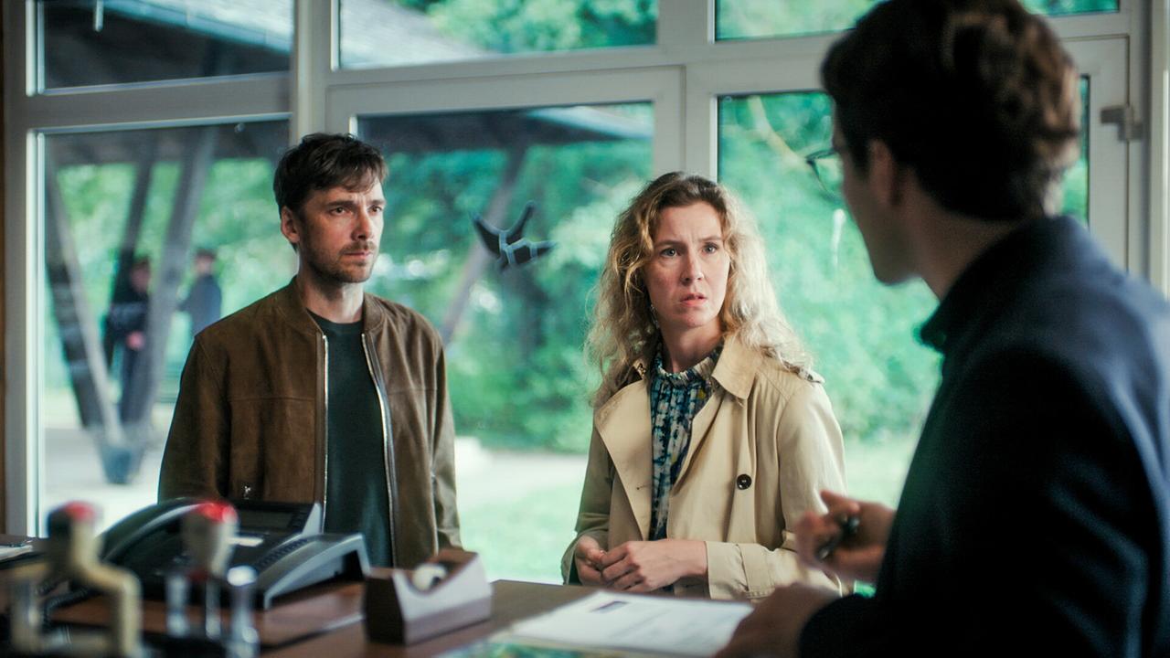 Stefan Pohl und Franziska Hackl stehen an eiem Tresen und sprechen mit Tobias Resch, im Hintergrund ein großes Fenster mit Blick nach draußen.