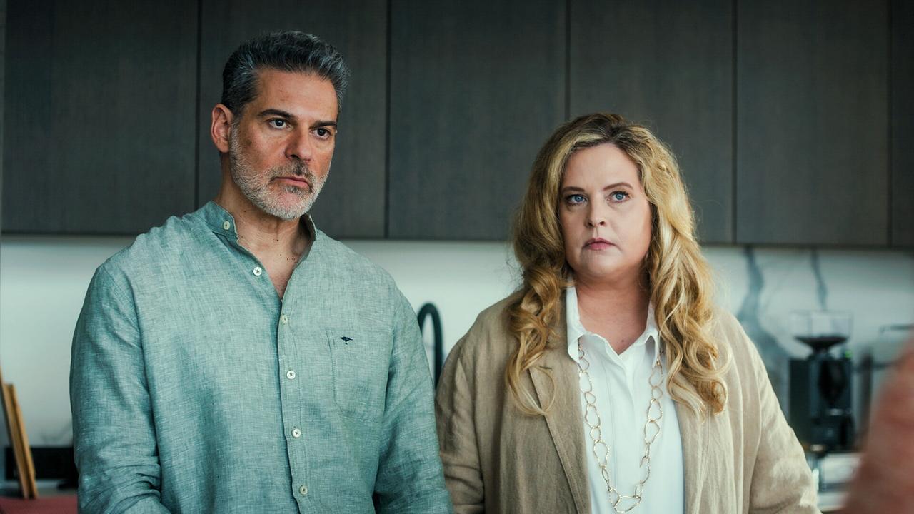 Rick Kavanian und Diana Amft stehen nebeneinander in einer modernen Küche und schauen ernst.