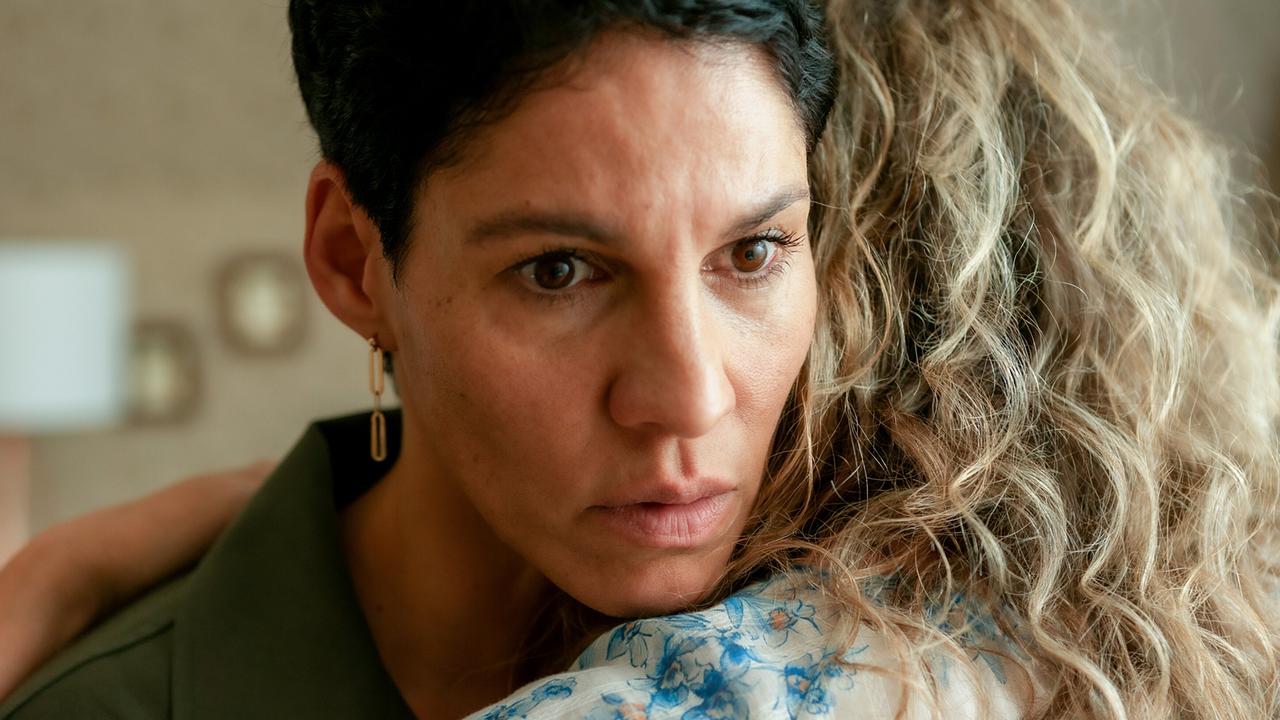 Jasmin Gerat und Franziska Hackl umarmen sich in einem Wohnraum.