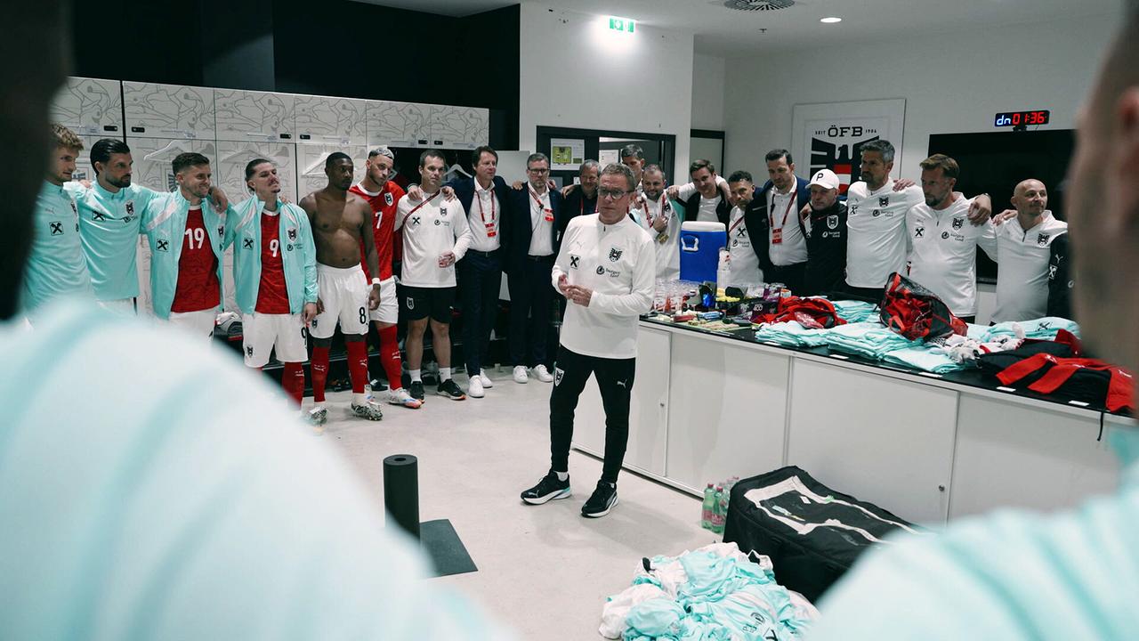 In der Umkleidekabine hält Teamchef Ralf Rangnick eine Ansprache vor dem versammelten Team. Ralf Rangnick selbst gesundheitlich angeschlagen, führt das Team mit Zusammenhalt und Leidenschaft weiter in Richtung Weltmeisterschaft.
