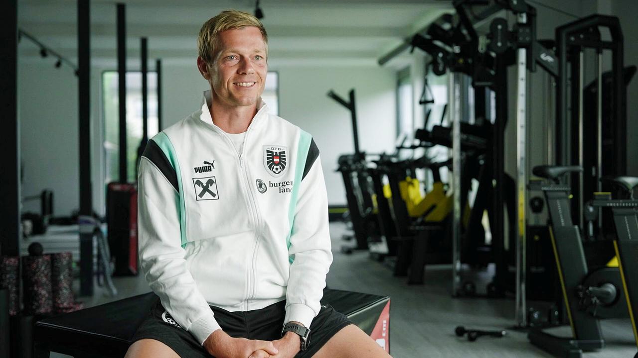  Interview mit Martin Hämmerle, Reha- und Fitnesscoach des österreichischen Nationalteams  in einem Fitnessraum zwischen Kraftgeräten.