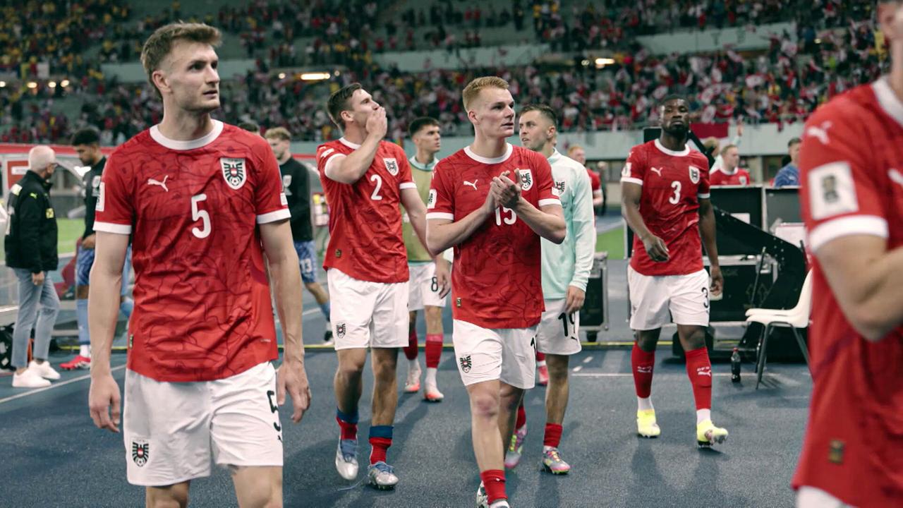 Stefan Posch, Maximilian Wöber, Philipp Lienhart, Christoph Baumgartner, Kevin Danso in roten Trikots gehen nach einem Spiel gemeinsam über den Innenraum des Stadions.