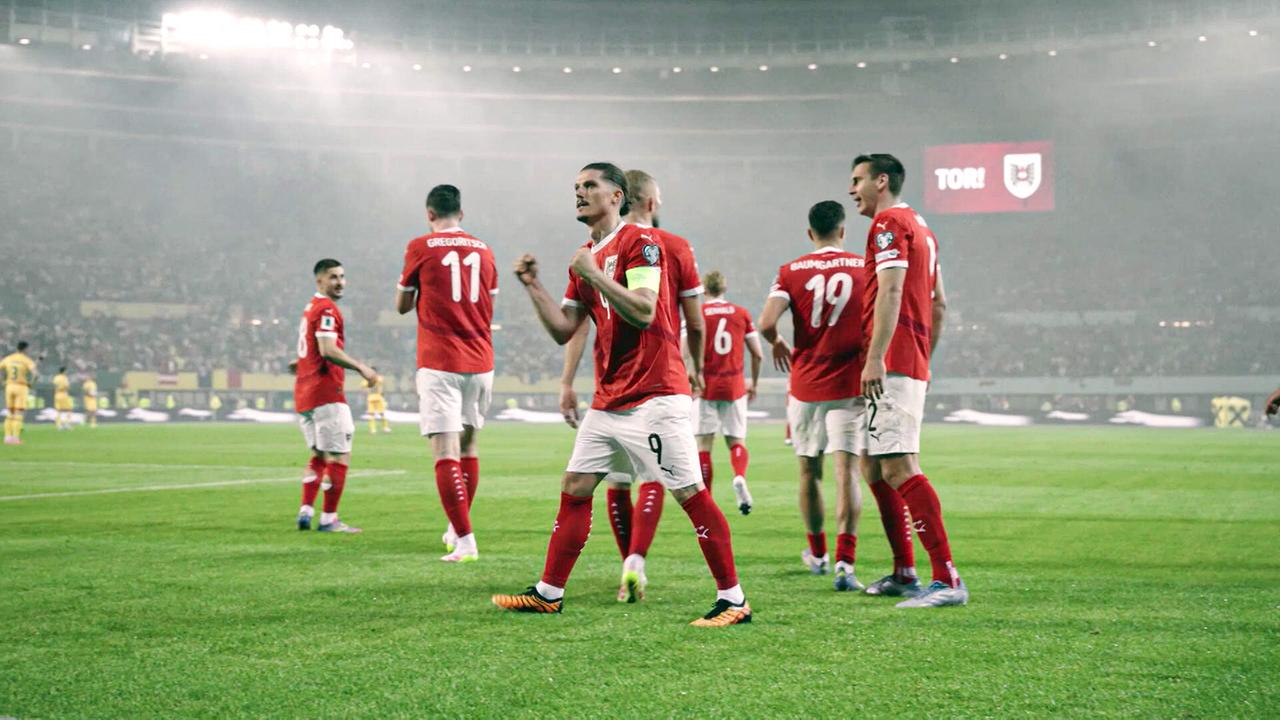 Marcel Sabitzer steht jubelnd mit seinen Teamkollegen auf dem Spielfeld, nachdem er ein Tor im Auftaktspiel gegen Rumänien geschossen hat.