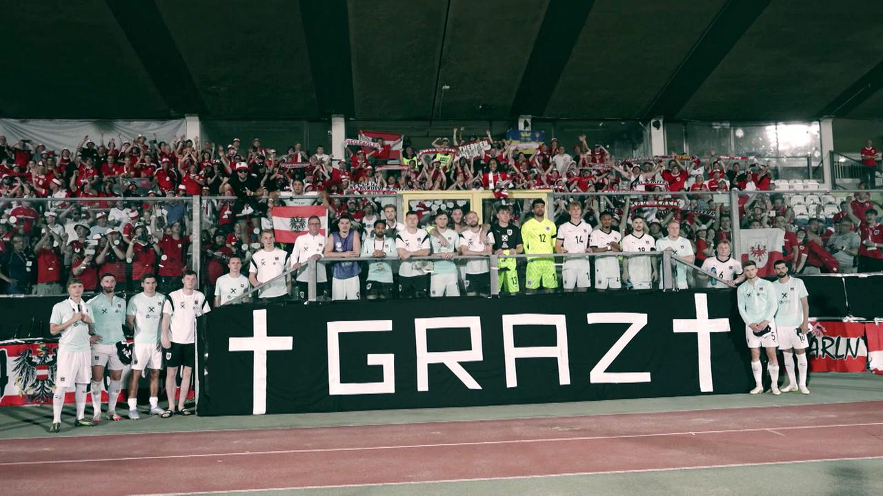 Mit Trauerflor und einer bewegenden Trauerminute im Stadion auf einer Tribüne reagierte das österreichische Nationalteam beim 4:0-Sieg im WM-Qualifikationsspiel in San Marino auf die Tragödie an einer Grazer Schule.