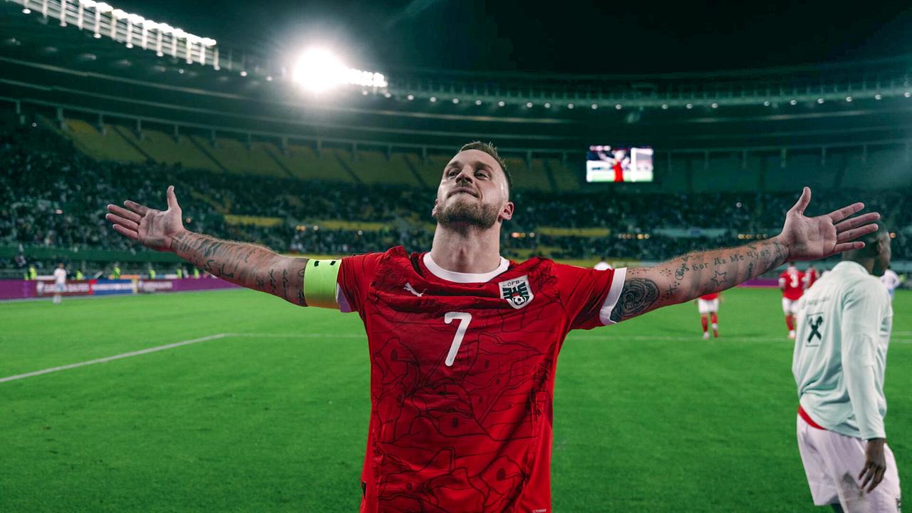 Das emotionale Highlight der Episode gibt es im Spiel gegen San Marino: der Torrekord von Marko Arnautović, der im Stadion mit ausgebreiteten Armen vor den Zuschauerrängen steht.