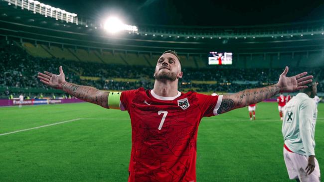 © ORF/CANAL+/ÖFB/WEST4MEDIA Filmproduktions GmbH Das emotionale Highlight der Episode gibt es im Spiel gegen San Marino: der Torrekord von Marko Arnautović, der im Stadion mit ausgebreiteten Armen vor den Zuschauerrängen steht.