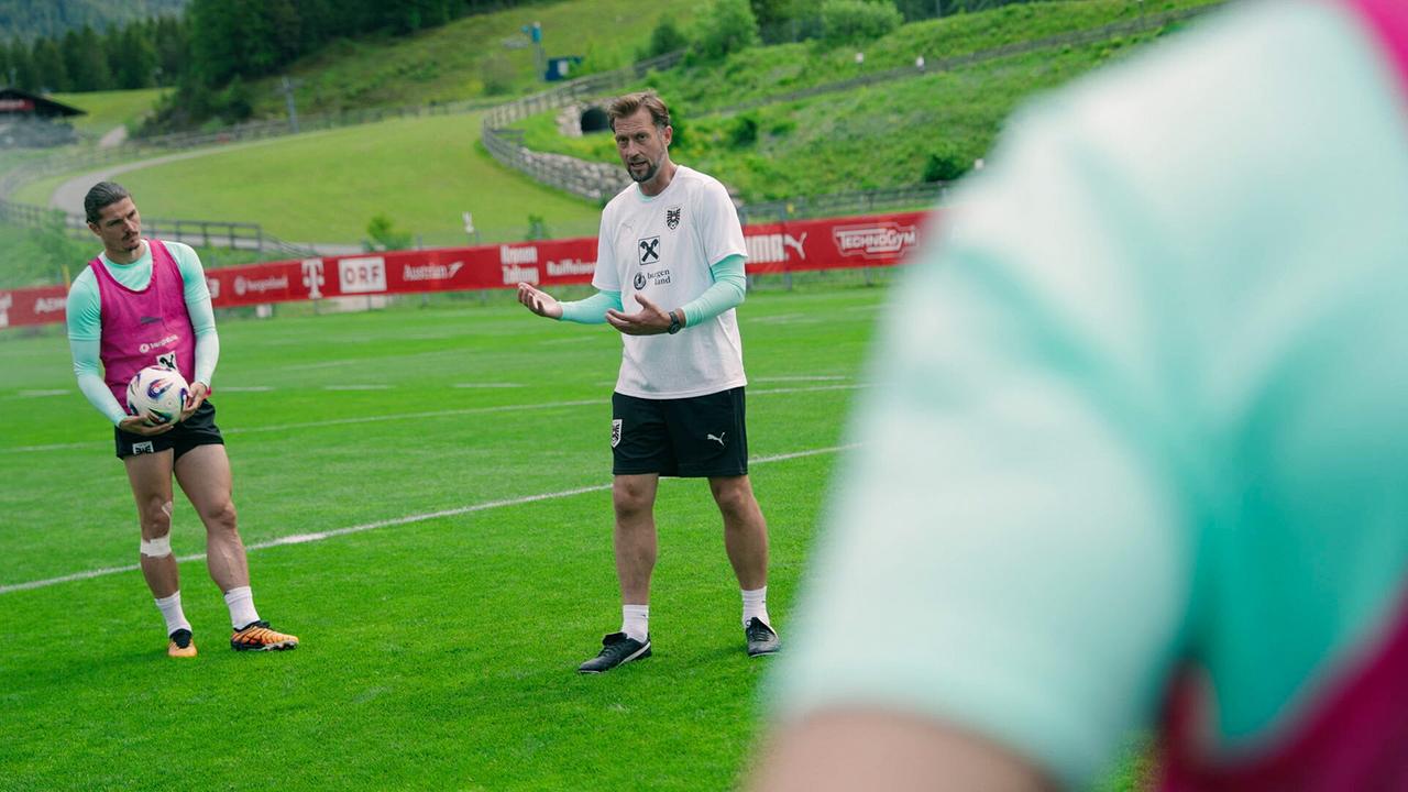 Marcel Sabitzer steht mit Assistent Lars Kornetka, der die ersten Trainingssessions in Abwesenheit des Teamchefs Ralf Rangnick leitet, am Fußballfeld.