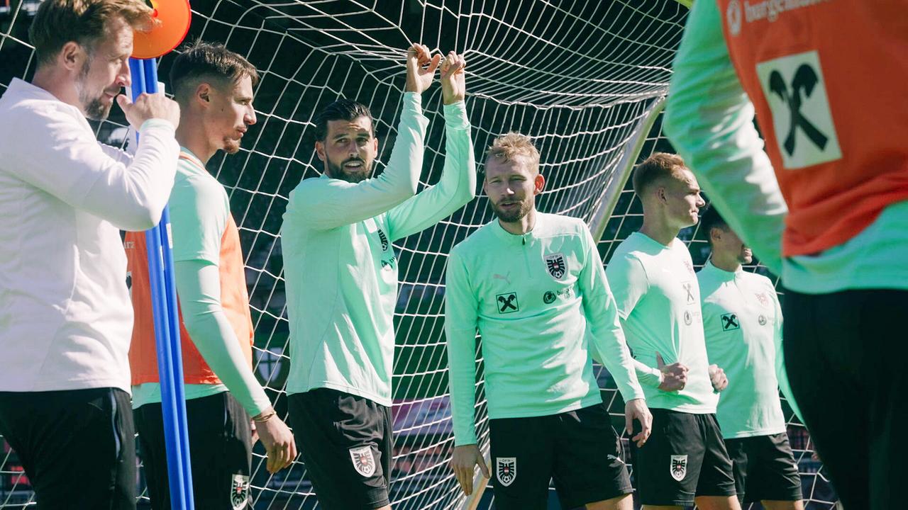 Assistent Lars Kornetka, der in Abwesenheit von Teamchef Ralf Rangnick die ersten Trainingseinheiten leitet, mit Marco Friedl, Florian Grillitsch, Konrad Laimer und Philipp Lienhart beim Training am Tor.