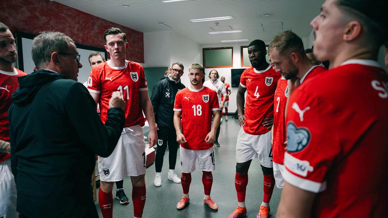 Marko Arnautović, Teamchef Ralf Rangnick, Michael Gregoritsch, Romano Schmid, Kevin Danso, Konrad Laimer und Marcel Sabitzer in roten Trikots stehen in einem Innenraum beisammen.