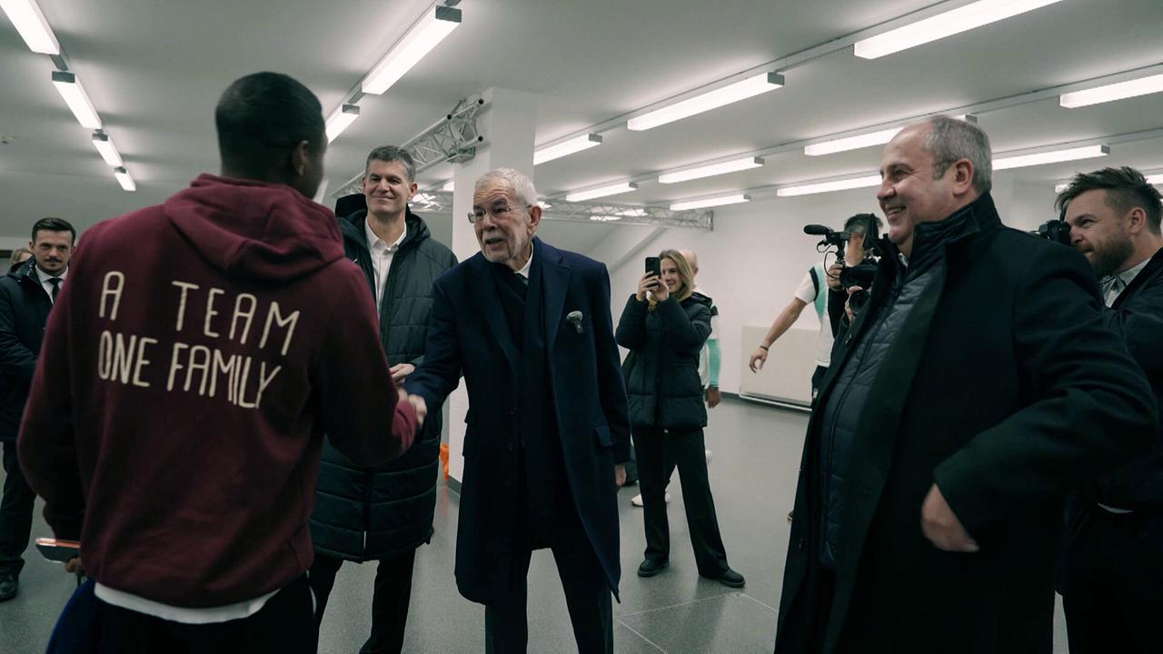 In einem Innenraum begrüßen sich David Alaba und Bundespräsident Alexander Van der Bellen neben ÖFB-Geschäftsführer Bernhard Neuhold und ÖFB-Präsident Josef Pröll