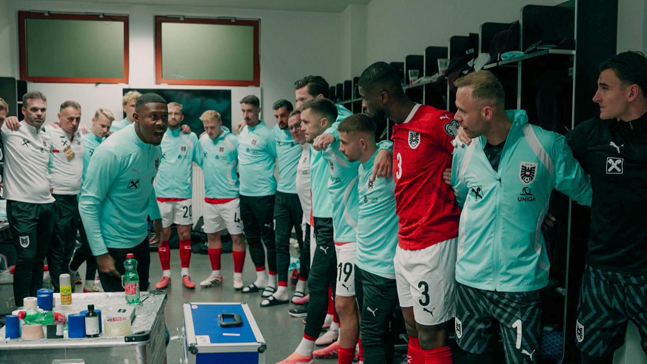 Die ÖFB-Mannschaft steht dicht gedrängt in der Kabine und bildet vor dem Spiel einen Kreis.