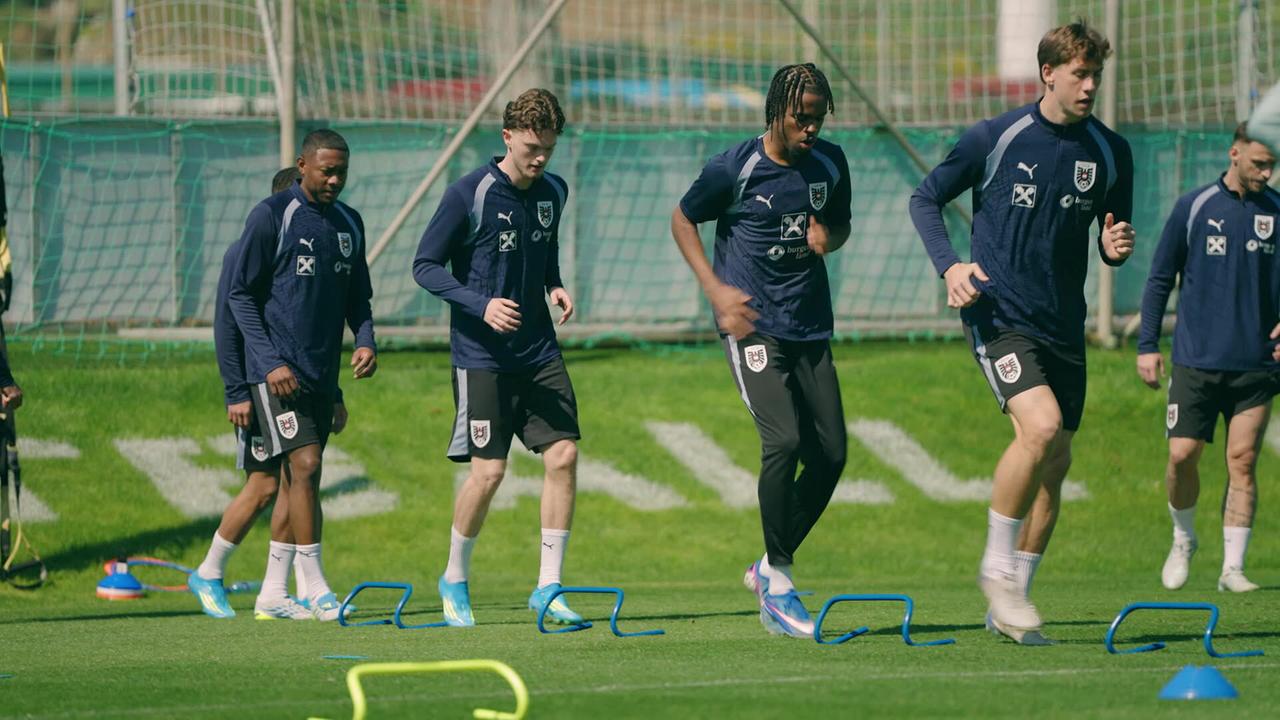 David Alaba, Paul Wanner, Carney Chukwuemeka, Michael Svoboda und Marko Arnautović beim Training auf dem Rasen