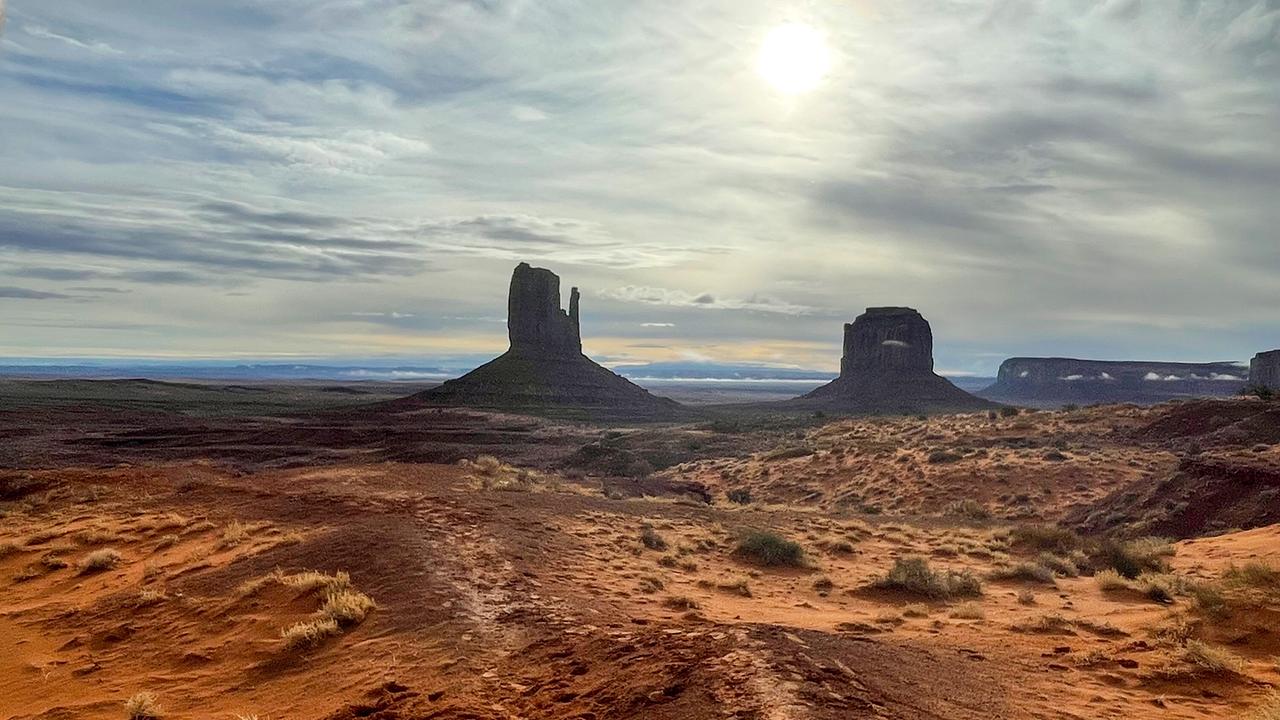 © ORF/Universal/NBC/BBC Studios/Steve Cole Weite Wüstenlandschaft in Arizona, das Monument Valley mit seinen typisch in die Höhe strebenden Steinmassiven