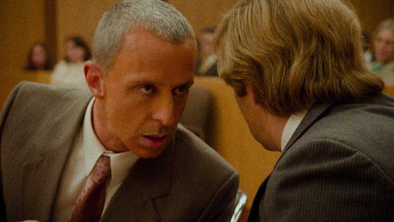 Jeremy Strong als Roy Cohn und Sebastian Stan als Donald Trump bei einer Verhandlung im Gerichtssaal, er bespricht sich mit Donald Trump und blickt ihn eindringlich an