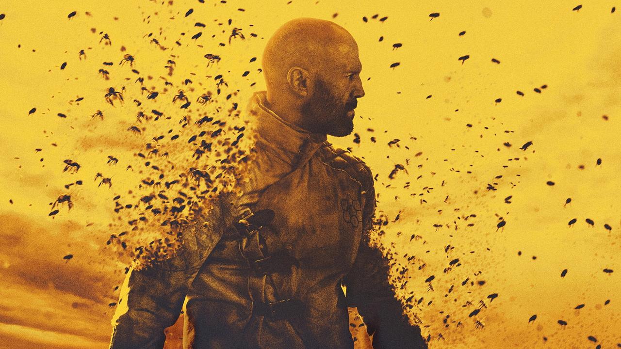© ORF/LEONINE Studios/Amazon MGM Studios Jason Statham als Adam Clay, kahlköpfig mit Vollbart, in einem Schutzanzug, um ihn herum schwirren die Bienen eines Schwarms