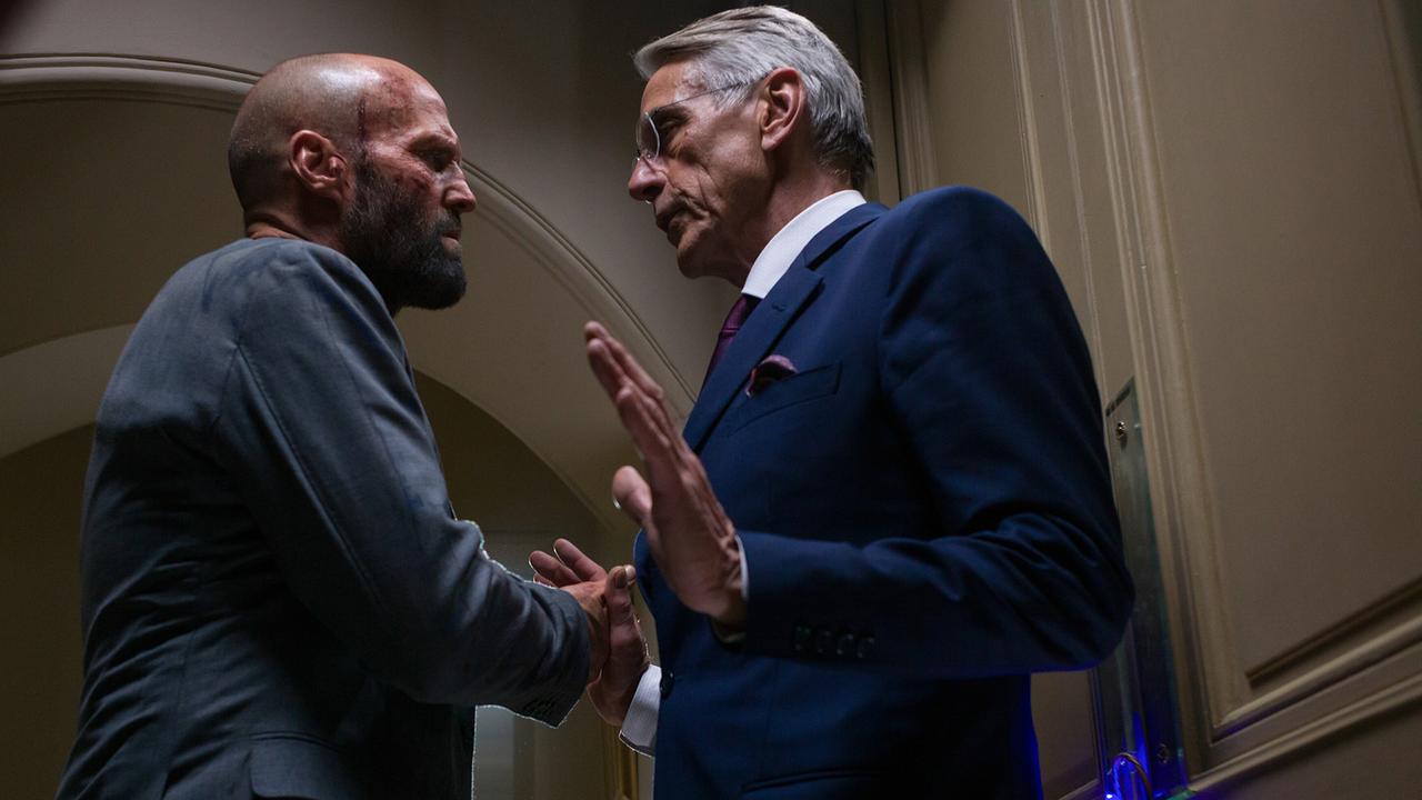 © ORF/LEONINE Studios/Amazon MGM Studios/Daniel Smith Jason Statham als Adam Clay in grauem Sweater und Jeremy Irons als Westyld in blauem Anzug stehen sich in einem Gang gegenüber, Clay stellt Westyld zur Rede