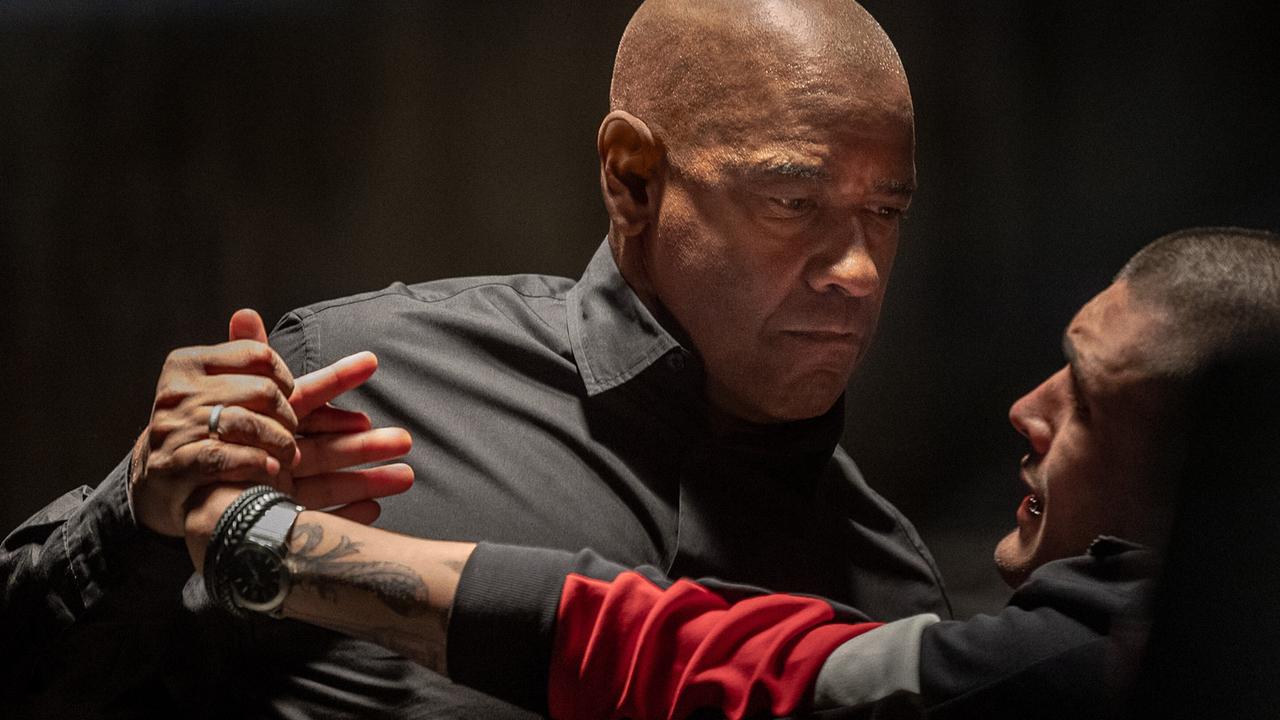 © ORF/Sony Pictures/Stefano Montesi Ein Mann in dunklem Hemd hält die Hand einem tätowierten Mann im rot-schwarz-grauen Pulli und bickt ihm streng in die Augen