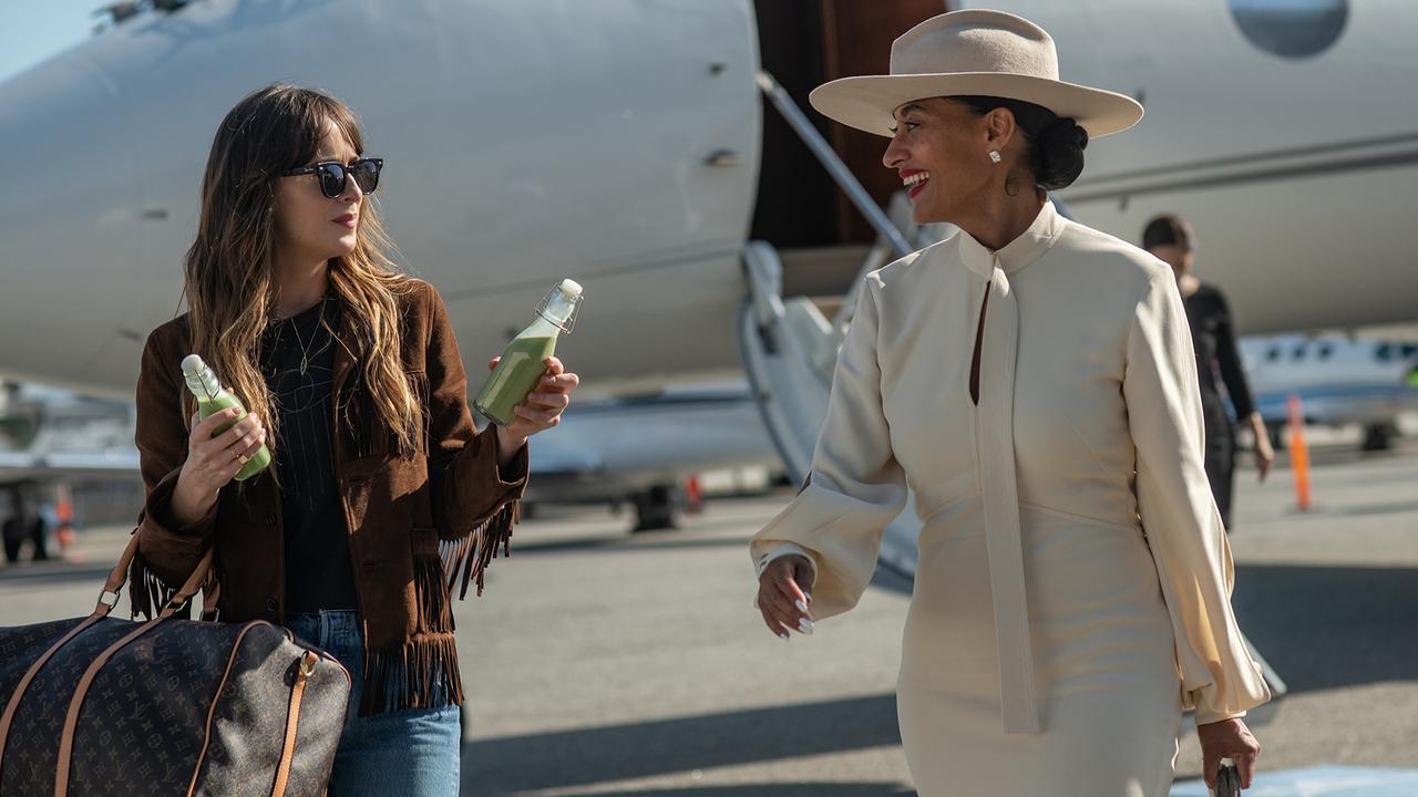Dakota Johnson als Assistentin Maggie Sherwoode von Tracee Ellis Ross als Pop-Star Grace Davis, vor dem Privatjet hält sie zwei Flaschen mit grünen Getränken bereit