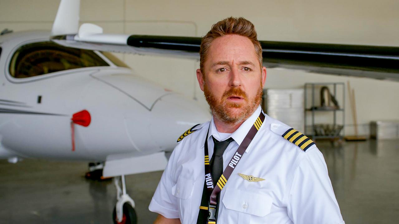 Gordon als Pilot auf der Erde, in Uniform als Kapitän vor einem Privatjet