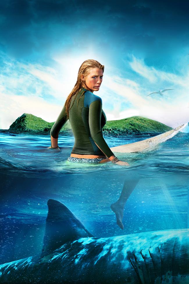 © ORF/Sony Pictures Blake Lively als Nancy in einem Neoprem-Anzug sitzt sie auf einem Surfbrett, unter der Wasseroberfläche sind ihre Beine und ein großer Hai zu sehen