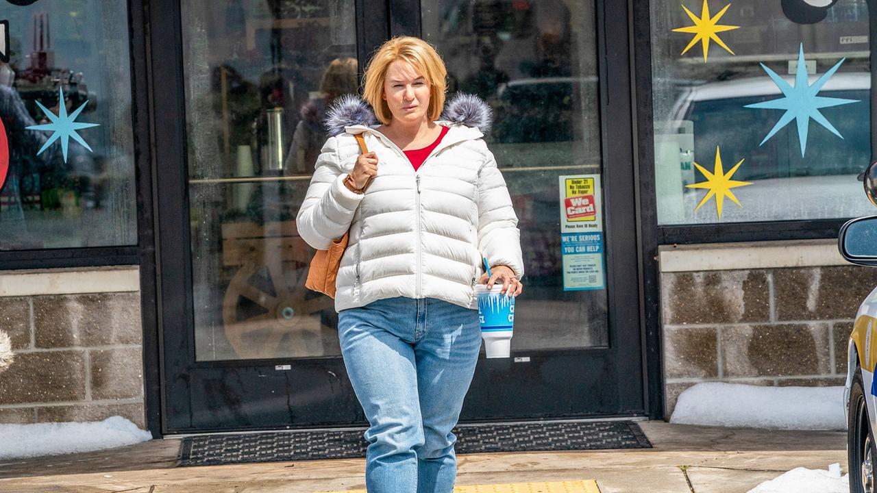 © ORF/Universal/NBC/Skip Bolen Renée Zellweger als Pam Hupp in Jeans, rotem Shirt und weißer Winterjacke, bei Sonnenschein verlässt sie ein Geschäft mit einem Eis-Shake-Becher