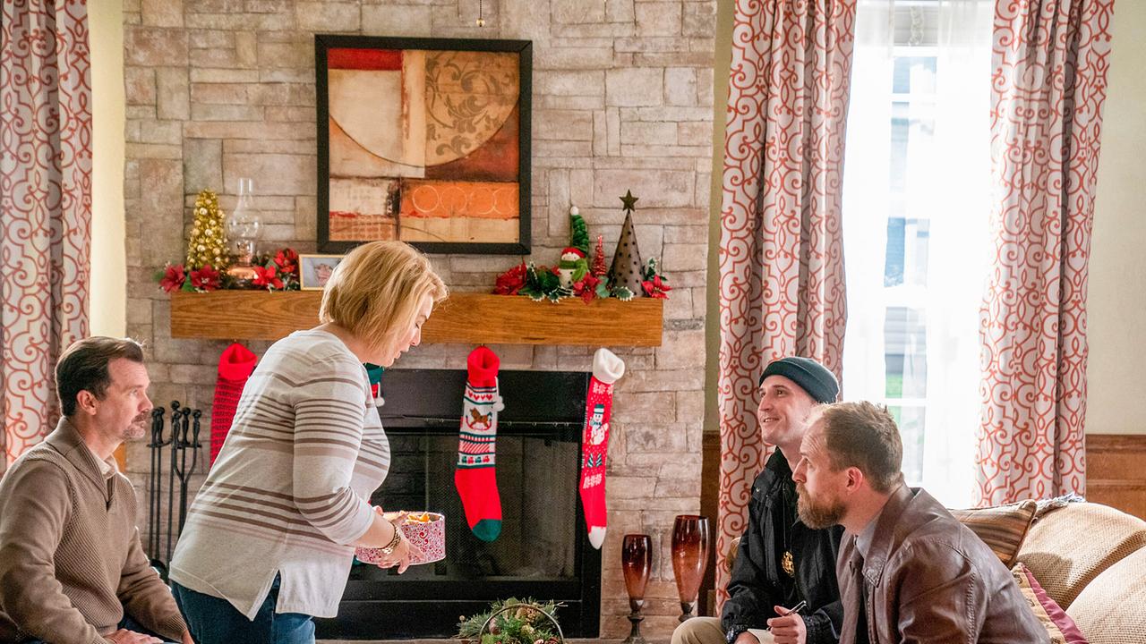 © ORF/Universal/NBC/Skip Bolen Sean und Pam Hupp sitzen mit den beiden ermittelnden Polizeidetektiven in ihrem Wohnzimmer zusammen