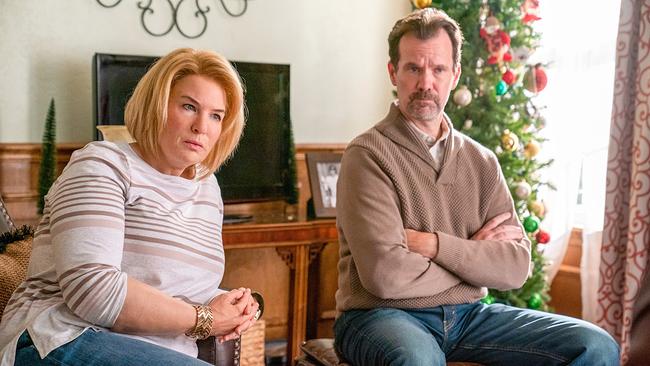 © ORF/Universal/NBC/Skip Bolen Renée Zellweger als Pam Hupp und Sean Bridgers als Mark Hupp sitzen in ihrem Wohnzimmer nebeneinander und hören ihrem Gegenüber aufmerksam zu