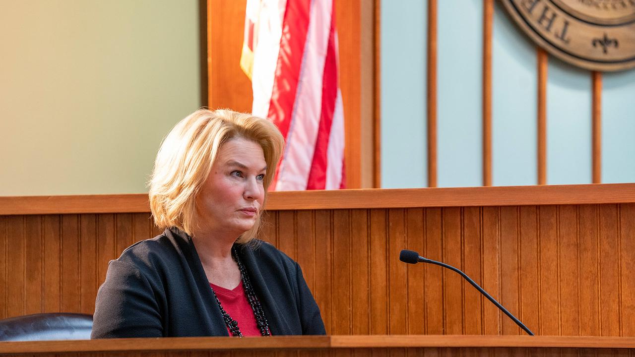 © ORF/Universal/NBC/Skip Bolen Renée Zellweger sitzt als Pam Hupp vor Gericht im Zeugenstand, sie trägt einen roten Pullunder, schwarze Jacke und schwarze Halskette