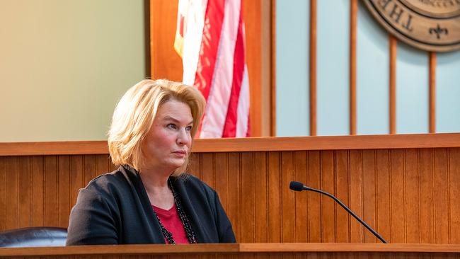 © ORF/Universal/NBC/Skip Bolen Renée Zellweger sitzt als Pam Hupp vor Gericht im Zeugenstand, sie trägt einen roten Pullunder, schwarze Jacke und schwarze Halskette