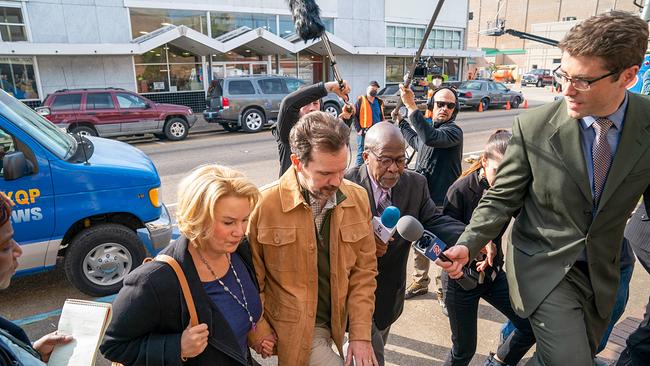 © ORF/Universal/NBC/Skip Bolen Pam Hupp und Mark Hupp werden auf den Stufen zum Gericht von Journalistinnen und Journalisten bedrängt, die beiden senken den Blick schweigend nach unten