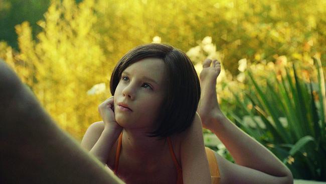 © ORF/PANAMA Film Lena Watson im Badeanzug  liegt auf dem Bauch im Garten