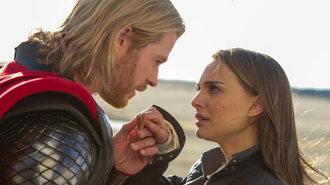 © ORF/Disney/Marvel/Zade Rosenthal Chris Hemsworth küsst alsThor die Hand von Natalie Portman als Jane Foster, beide blicken dabei einander tief in die Augen