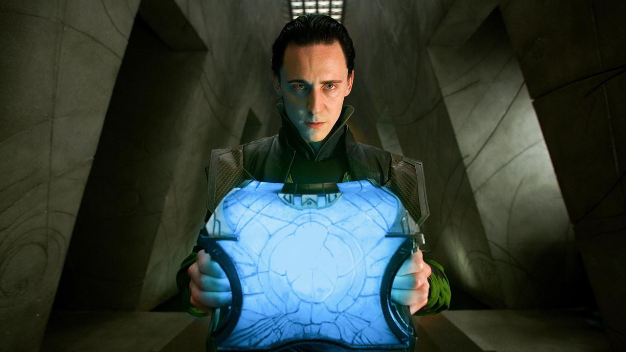 © ORF/Disney/Marvel/Zade Rosenthal Tom Hiddleston hält als Loki eine blau leuchtende Apparatur in den Händen und blickt konzentriert vor sich