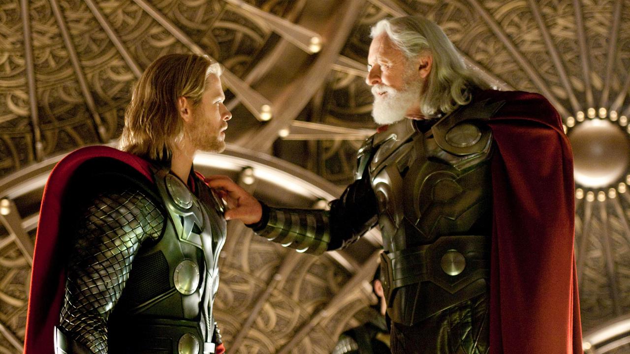 © ORF/Disney/Marvel/Zade Rosenthal Chris Hemsworth als Thor bei Anthony Hopkins als Odin in einer großen Halle, freundlich hält Odin seine Hand an Thors Schulter