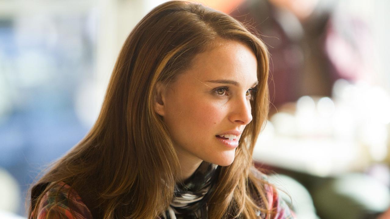 © ORF/Disney/Marvel/Zade Rosenthal Natalie Portman als Jane Foster mit langem brünetten Haar, freundlich unterhält sie sich mit ihrem Gegenüber