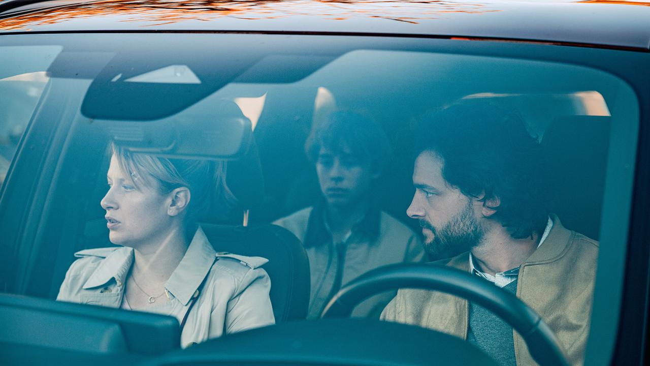 © ORF/Rundfilm/Christoph Karl Izmenyi Eine Frau sitzt auf dem Beifahrersitz und blickt aus dem Seitenfenster, der Fahrer am Steuer schaut zu ihr, zwischen ihnen sitzt auf der Rückbank ein Bub