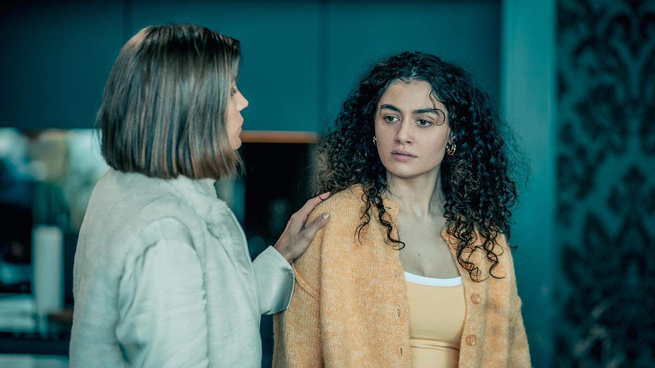 © ORF/Rundfilm/Nikolett Kustos Mona Kospach als Nicole Renner und Julia Novohradsky als deren Filmtochter Emily Renner führen in ihrem Haus ein ernstes Gespräch