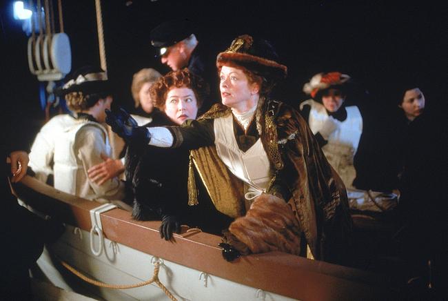Im Bild: Während des Sinkens der Titanic versucht Ruth DeWitt Bukater (Frances Fisher, l.) ihre Tochter Rose dazu zu bewegen, ebenfalls in das Rettungsboot zu steigen. Wird Rose ihre gerade erst gefundene Liebe, Jack, zurücklassen und zu ihrer Mutter ins Boot steigen?