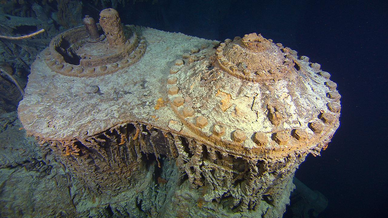 "Titanic - Expedition ins Herz des Wracks": Wrackteile der "Titanic" sind am Meeresboden über ein großes Trümmerfeld verteilt - dieses stammt aus dem Maschinenraum.