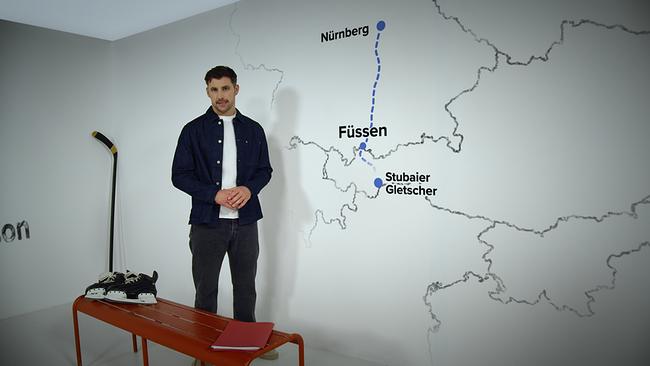 © ORF/METAFILM Moderator Ferdinand Seebacher bespricht eine Landkarte