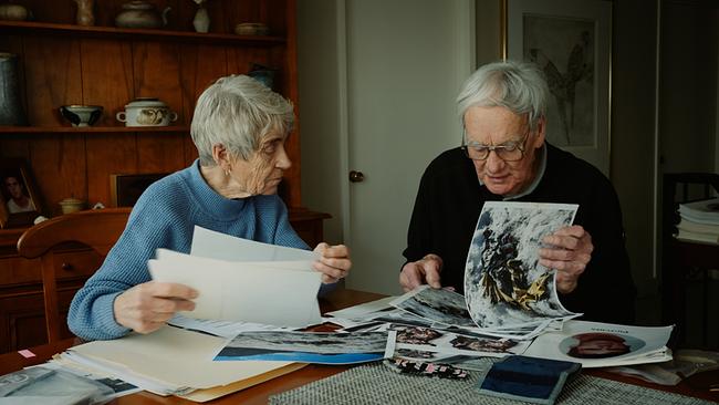 © ORF/METAFILM Lynda und Bob MacPherson sitzen mit ihren Akten über den Todesfall ihres Sohnes Duncan am Tisch