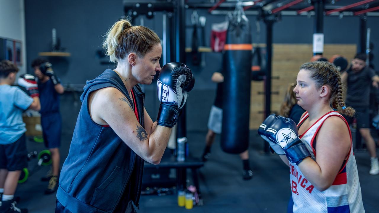 Lisa Kuen übt mit der jungen Jenny Relli im Boxraum.