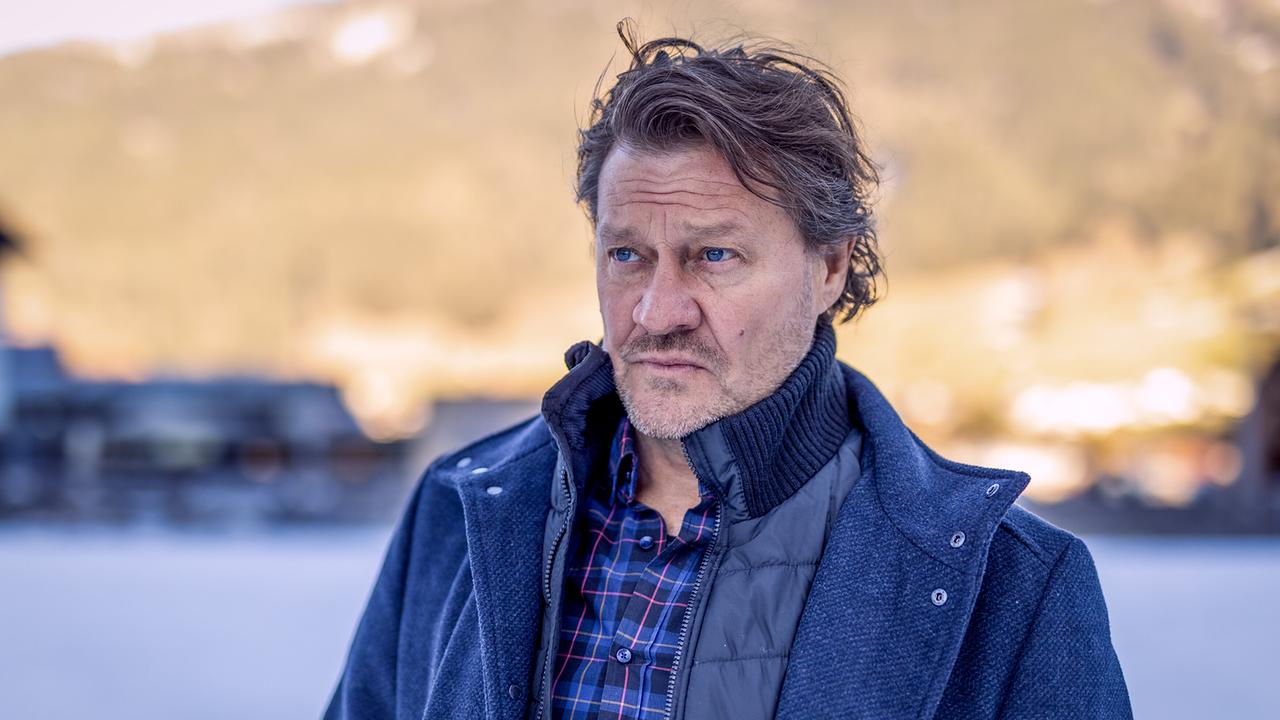 Oberst Günther Schupp steht im Freien in Winterkleidung und blickt nach vorne.