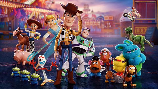 © ORF/Disney/© 2019 Pixar Jahrmarktszene aus 'Toy Story 4' mit Cowboy Woody, Astronaut Buzz Lightyear, Porzellinchen und weiteren Spielzeugfiguren vor bunten Lichtern.