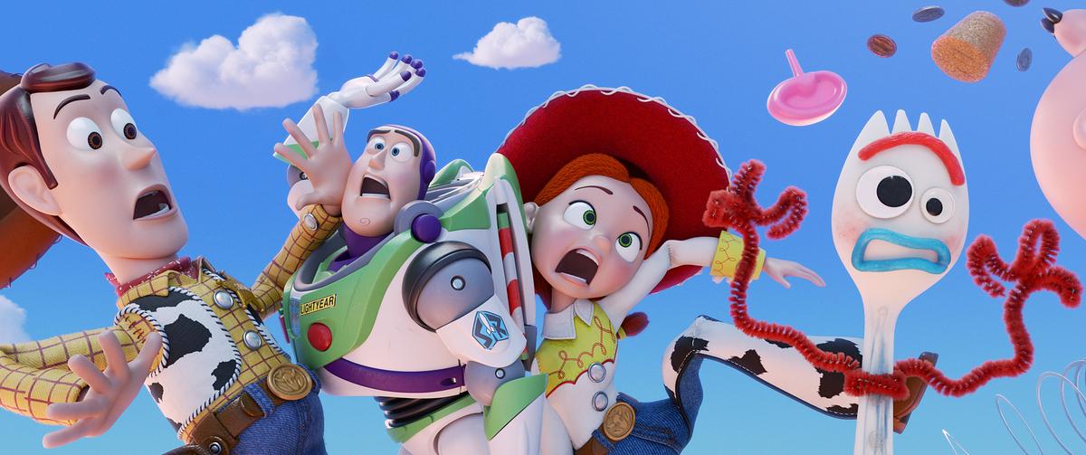 © ORF/Disney/© 2019 Pixar Woody, Buzz Lightyear und Jessie aus 'Toy Story' vor blauem Himmel mit weißen Wolken, alle sind im freien Fall und schreien
