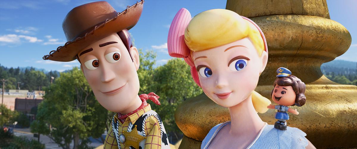 © ORF/Disney/© 2019 Pixar Cowboy Woody und Porzellinchen vor einer goldenen Statue, mit der kleinen Polizistin Giggle McDimples auf Porzellinchens Schulter