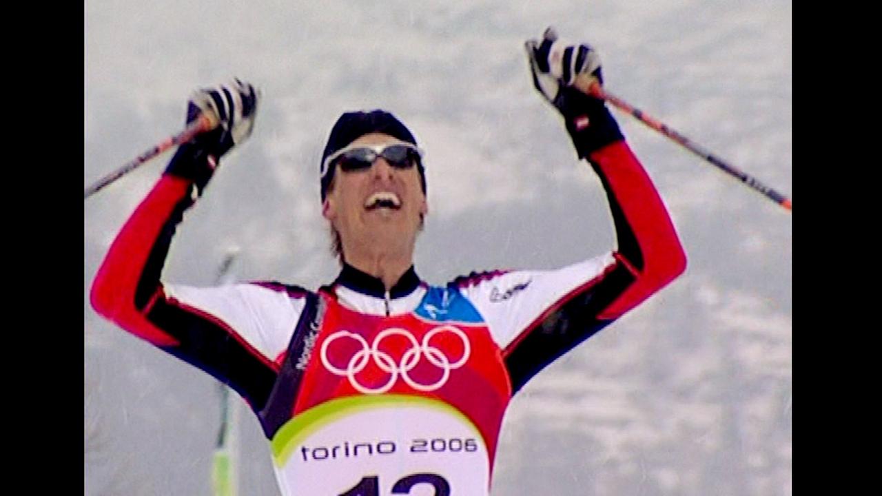 © ORF Der Langläufer Felix Gottwald in olympischer Wettkampfbekleidung jubelt mit erhobenen Skistöcken bei den Winterspielen 2006 in Turin.