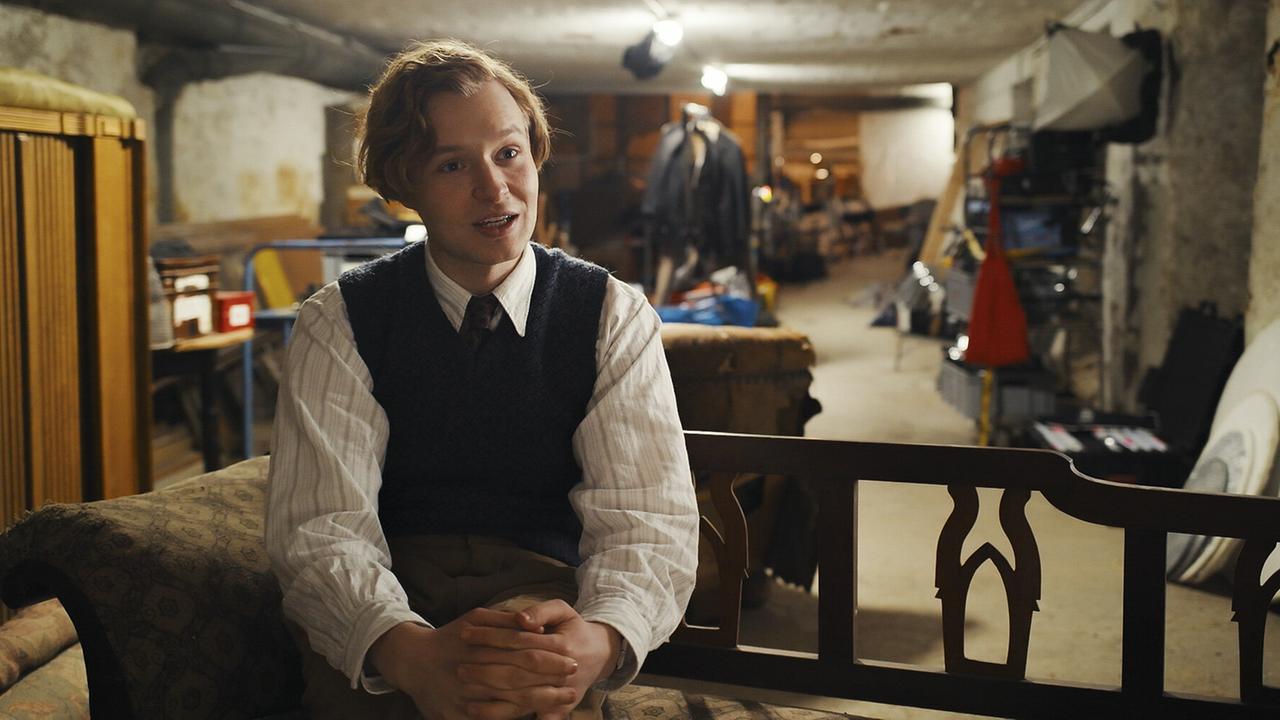 © ORF/AÖF Trailer.AT: Nils Arztmann ("Bruno - Der junge Kreisky") beim Interview am Set
