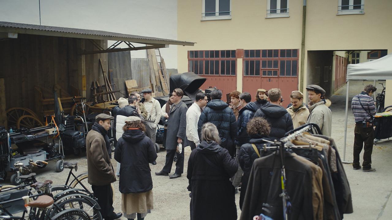 © ORF/AÖF Trailer.AT: Dreharbeiten von "Bruno- Der junge Kreisky" am Motiv vor der Parteizentrale der Jungen Sozialisten Wieden