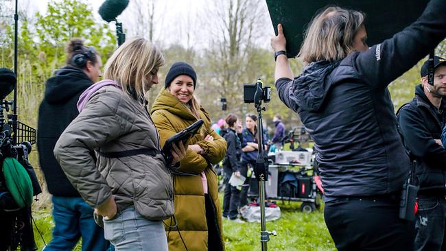 © ORF/AÖF Regisseurin Catalina Molina und weitere Personen eines Filmteams stehen im Freien zwischen Kameras, Mikrofonen und Lichttechnik am Set von "Pirker"